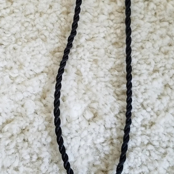 Sunflower Black Pendant‎ Necklace - Picture 6 of 8